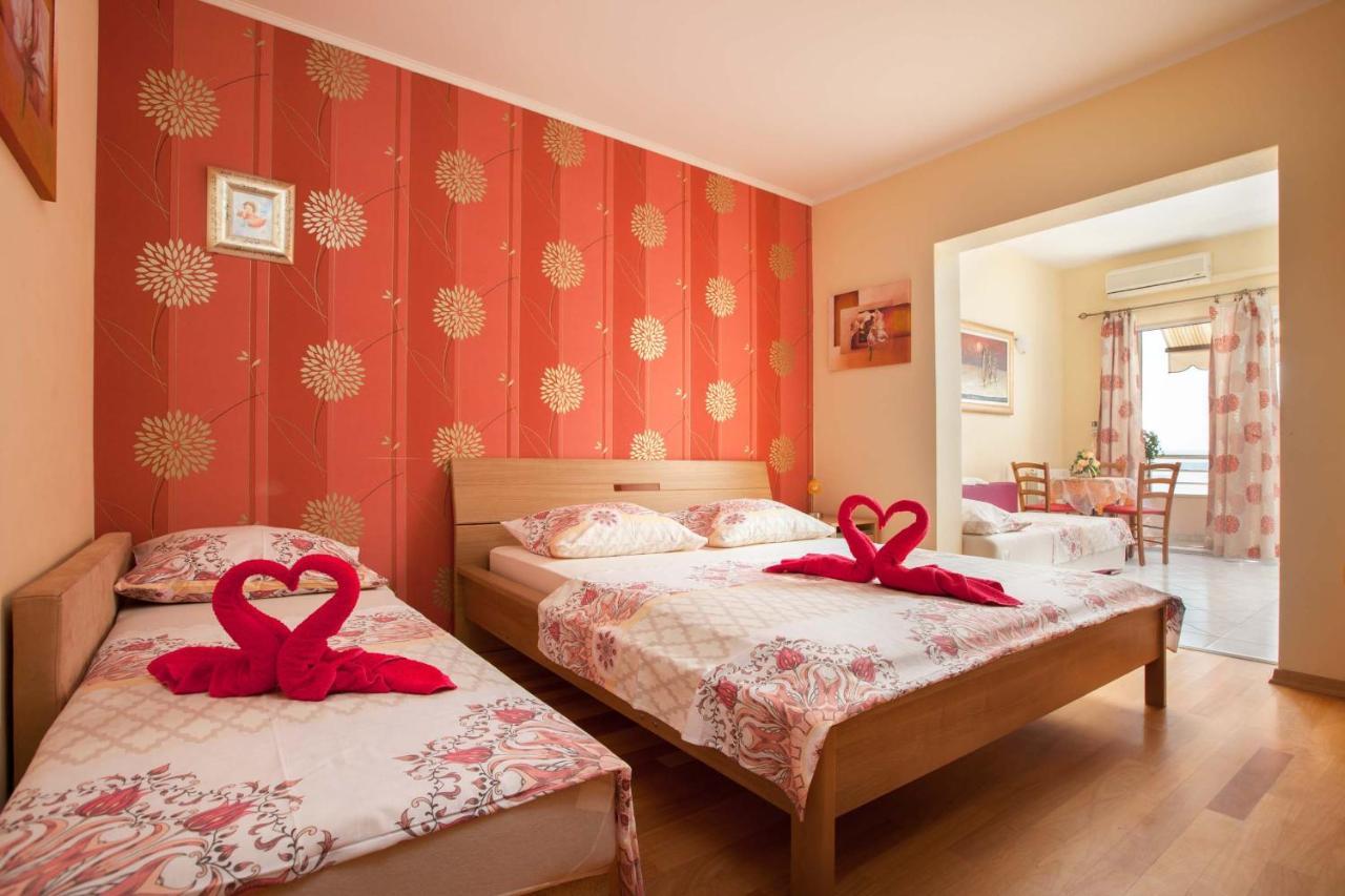 Apartments Marijan - Beachfront Tučepi Esterno foto