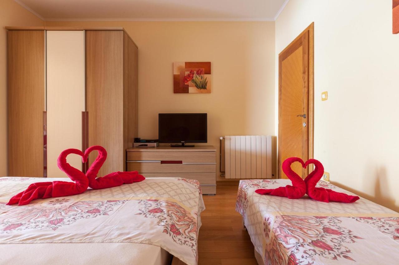 Apartments Marijan - Beachfront Tučepi Esterno foto